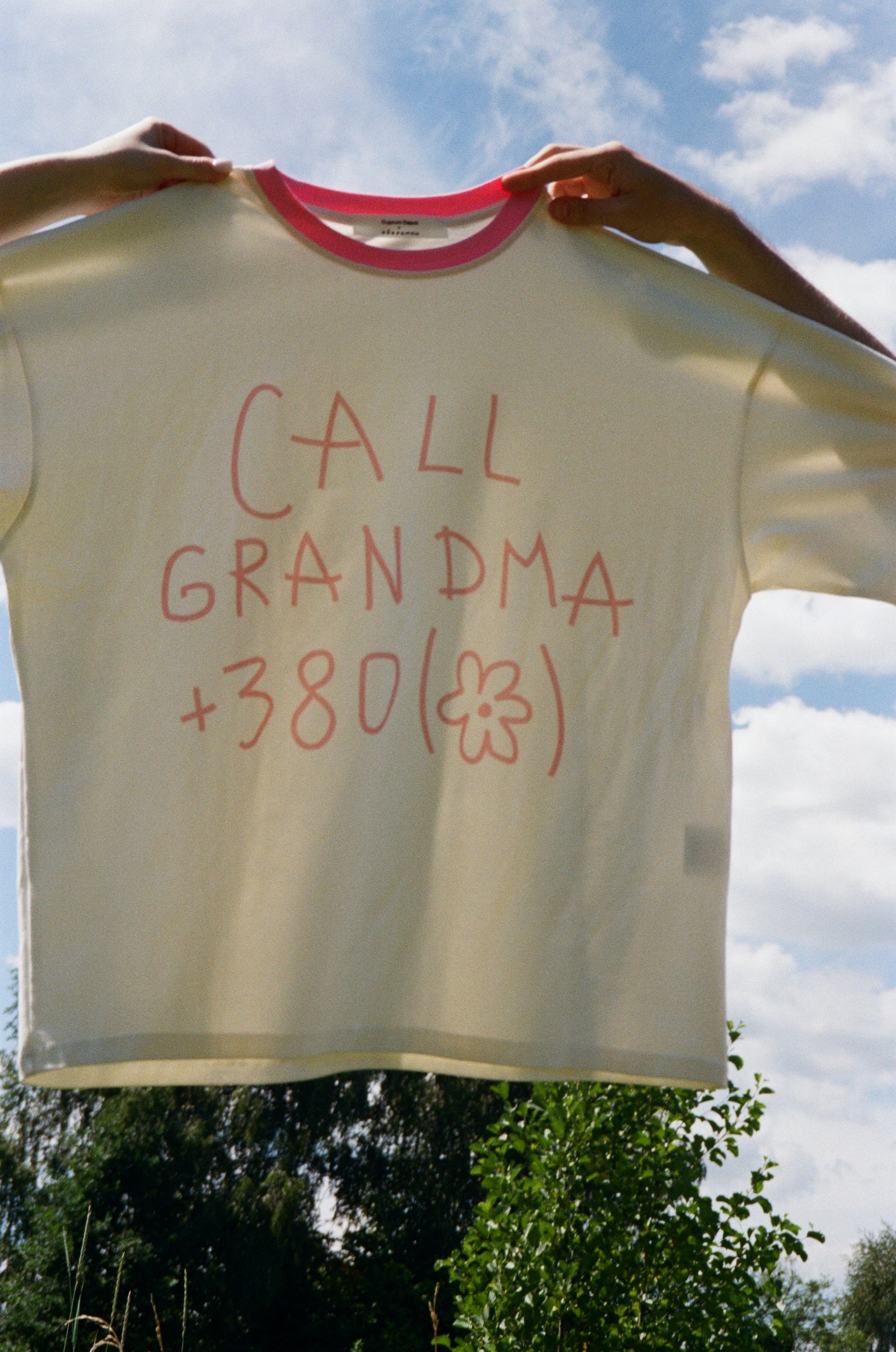 Oversize T-shirt "Call Grandma"
